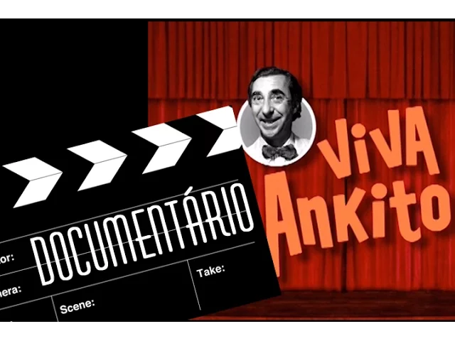 Cartela do documentário Viva Ankito, com claquete e o comediante sobre cortina vermelha